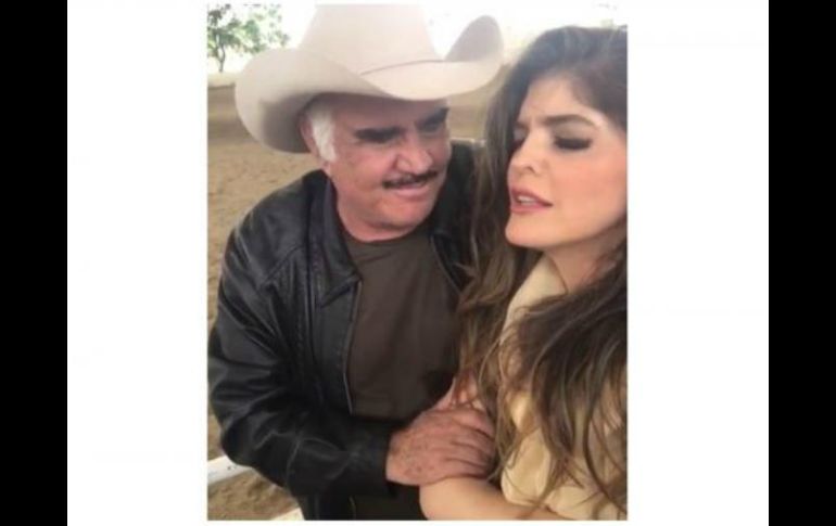 Fernández se mostró sonriente y de buen humor, incluso bromeó con la intérprete, quien olvidó una parte de la canción. INSTAGRAM / anabarbaramusic