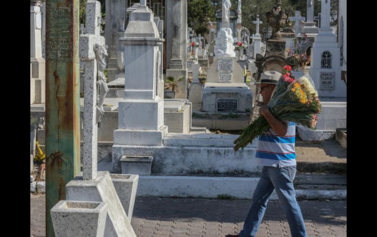 Los ciudadanos que acudan ese día a los cementerios municipales contarán con baños móviles públicos y gratuitos. EL INFORMADOR / ARCHIVO