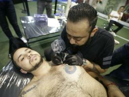 Algunos aficionados ya se presentaron para completar sus tatuajes. TWITTER / @Chivas