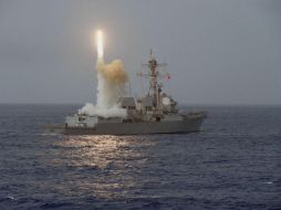 Un video de NHK News mostraba el estribor del Fitzgerald, justo delante de la torre de control, severamente dañado. EFE / Philippine Sea