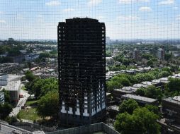 Al menos 30 personas fallecieron y decenas resultaron heridas por el incendio en un edificio de viviendas de 24 pisos. EFE / A. Rain
