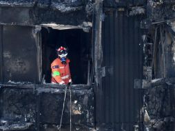 Decenas de personas resultaron heridas por el incendio en un edificio de viviendas de 24 pisos. EFE / A. Rain