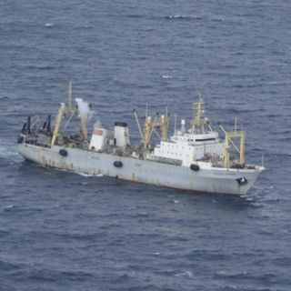 Un muerto y nueve desaparecidos tras hundirse pesquero en Argentina