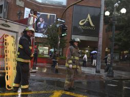 Tras la explosión en el centro comercial, autoridades desalojaron del sitio a unas 500 personas. AP / R. Mazalan