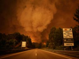 Las altas temperaturas y el viento han dificultado las tareas de extinción del incendio. EFE / P. Cunha