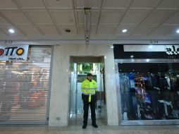 Un policía monta guardia en la plaza comercial luego del ataque. AFP / R. Arboleda