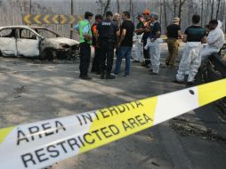 El fuego se propagó de forma rápida en una zona de difícil acceso para los bomberos, lo que ha dificultado las tareas. EFE / A. Lopes
