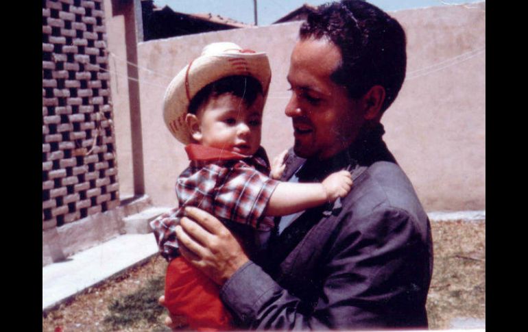 Comparte una fotografía en la que que se le ve cuando era pequeño, en brazos del señor Peña del Mazo. TWITTER / @EPN