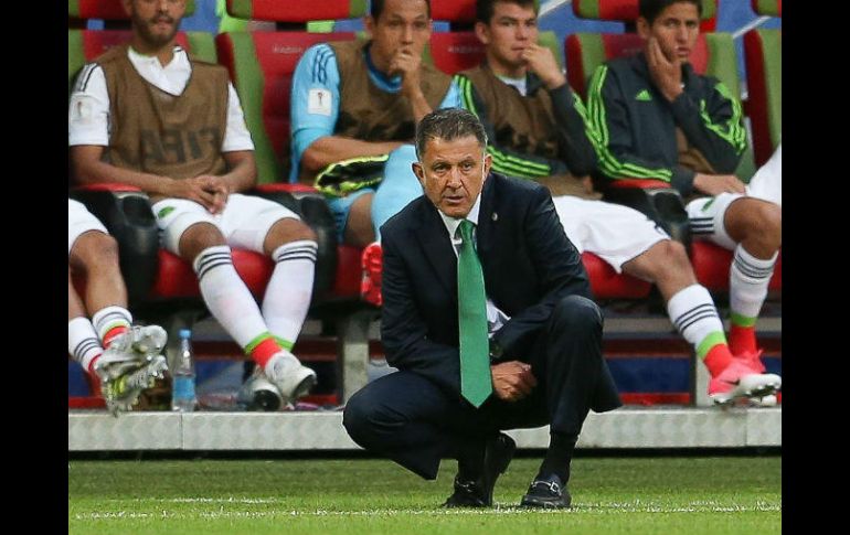 Osorio pone de relieve la mayor posesión de balón de México ante los lusos. EFE / M. Cruz