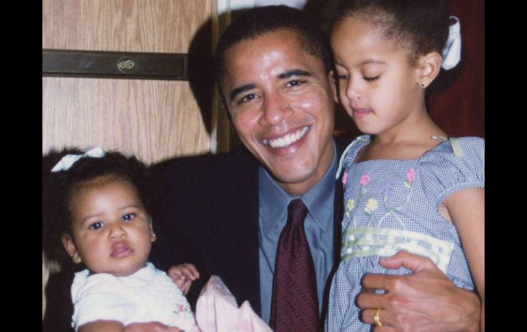 'Nuestras hijas pueden ser más grandes y altas ahora, pero ellas siempre serán tus pequeñas niñas. Te amamos' dice el tuit. TWITTER / @MichelleObama