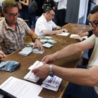 Los centristas de Macron tumban a la oposición en legislativas