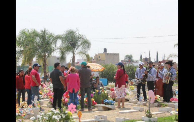 Para este día del Padre más de 98 mil 500 personas visitaron 15 de los 16 cementerios que se encuentran en Zapopan. NTX / ESPECIAL