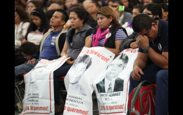 Los familiares de los 43 condenan el hostigamiento a sus compañeros que forman parte de la caravana. SUN / ARCHIVO