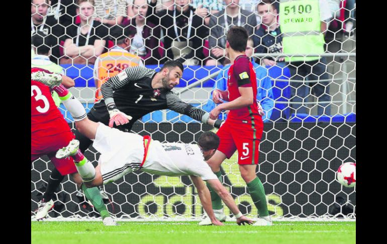 'Chicharito' presente. El tapatío Javier Hernández hizo de cabeza el gol del empate a un tanto, antes de finalizar la primera parte. EFE /