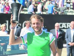 Festejo. El francés Lucas Pouille festeja con su trofeo de campeón tras vencer en la Final al español Feliciano López. AP /
