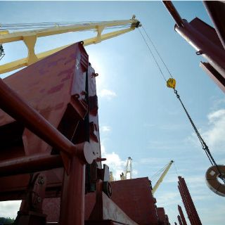 México pide a EU no bloquear paso del acero nacional