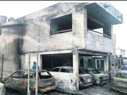 Vecinos de la colonia Las Torres sufrieron sólo pérdidas materiales ante el percance. Reportan 16 vehículos calcinados. ESPECIAL /