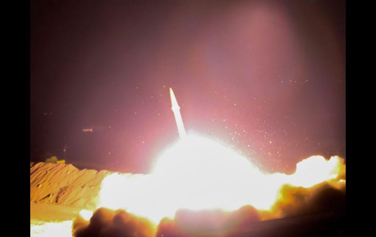 Seis misiles balísticos de tipo tierra-tierra y medio alcance fueron disparados el domingo desde el oeste de Irán. AFP / IRIB TV