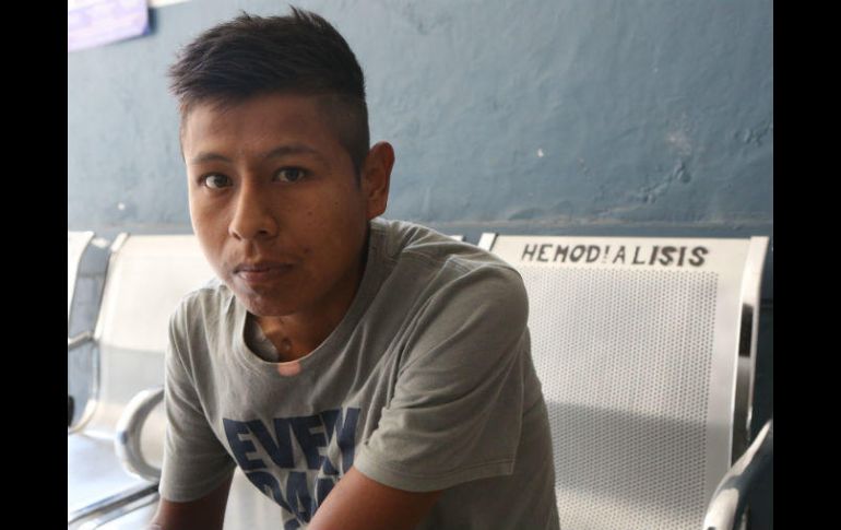 Edgar Zamora tiene 25 años y hace unos meses se enteró de que tiene Enfermedad Renal Crónica; recibe hemodiálisis en el Hospital Civil. EL INFORMADOR / G. Gallo