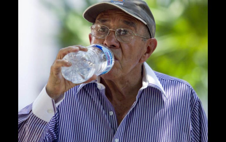 Cuando una persona bebe una correcta cantidad de agua, los beneficios para la salud son notorios. NTX / ARCHIVO