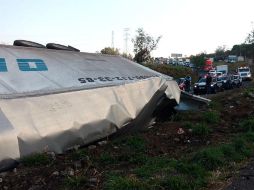 Se realizan maniobras para retirar los restos del vehículo que todavía dificultan la circulación por esta vía. ESPECIAL /