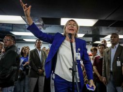 Cientos de personas, incluidos funcionarios de la fiscalía de Venezuela, muestran su apoyo a Luisa Ortega. EFE / M. Gutiérrez