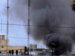 Se observó en el interior del penal columnas de humo negro. EFE / J. González