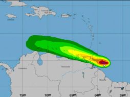 El ojo de la tormenta se encuentra aproximadamente 200 kilómetros al sureste de Trinidad. ESPECIAL / www.nhc.noaa.gov
