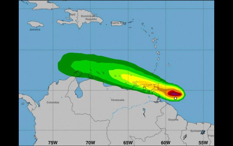El ojo de la tormenta se encuentra aproximadamente 200 kilómetros al sureste de Trinidad. ESPECIAL / www.nhc.noaa.gov