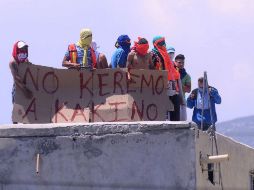 Algunos reos subieron a las azoteas para mostrar cartulinas y lonas con leyendas contra un supuesto ‘comandante Kakino’. EFE / J. González