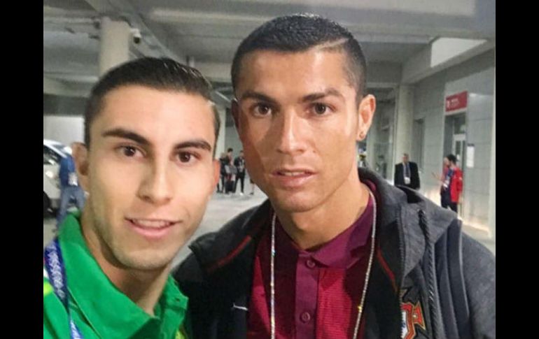 El futbolista azteca interceptó a Ronaldo cuando salía de la Kazán Arena. TWITTER / @AlexMayorga97