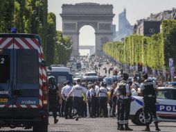Agentes de policía galos permanecen en guardia en la céntrica avenida de los Campos Elíseos, donde ocurrió el hecho. EFE / C. Petit