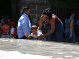 El Meteorológico Nacional recomendó a la población no exponerse al sol durante tiempos prolongados y consumir abundantes líquidos. EL INFORMADOR / ARCHIVO