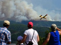 No precisan la bandera del avión, pues participan seis naves antiincendios españolas, tres  francesas y dos italianas. AFP / M. Riopa