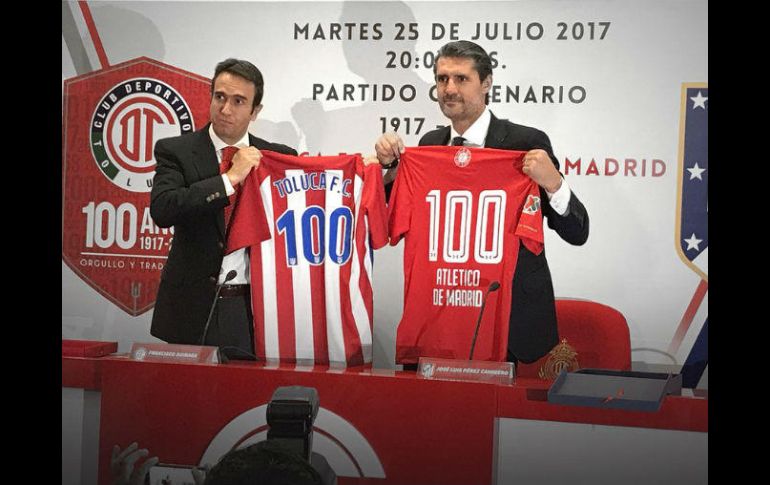 Francisco Suinaga Conde (I) vicepresidente de Toluca, presenta el juego con José Luis Caminero (D), director deportivo del 'Atleti'. TWITTER / @TolucaFC