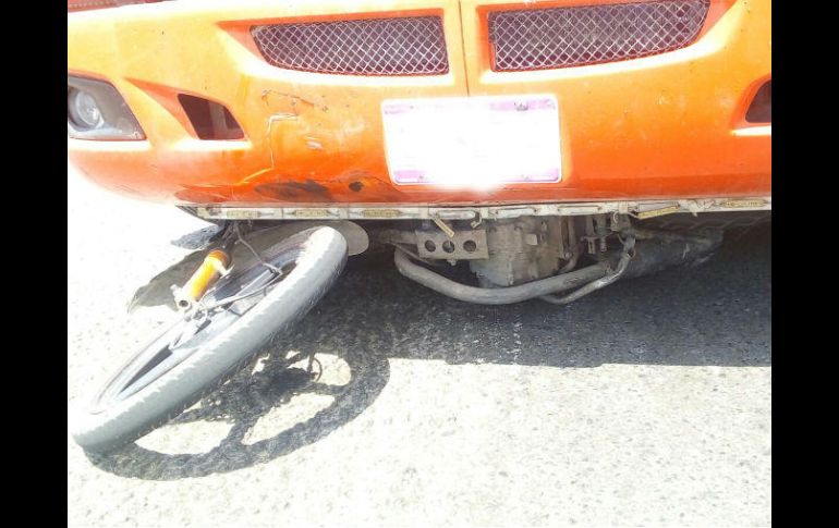 El vehículo fue asegurado por las autoridades que acudieron al lugar. ESPECIAL /