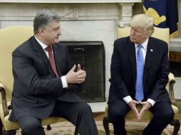 En el encuentro se incluyó el tema de la cooperación militar entre Ucrania y EU, según refirió Porochenko (izq). EFE / O. Douliery