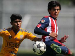 José Juan Macías (D) intentará llenarle el ojo al técnico rojiblanco. TWITTER / @Chivas