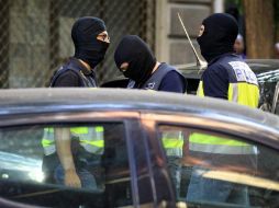 Efectivos de la la Policía Nacional en la madrileña calle de Divino Valés, donde esta madrugada se efectuaron las detenciones. EFE / V. Lerena