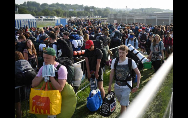 Los organizadores y la policía advirtieron a los visitantes que vengan ligeros de equipaje y que esperen controles de seguridad. AFP / Pilton