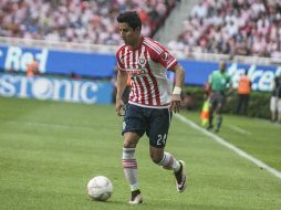 El médico que practicó la cirugía al jugador de Chivas dice que estará al menos tres semanas sin poder apoyar la pierna. MEXSPORT / ARCHIVO