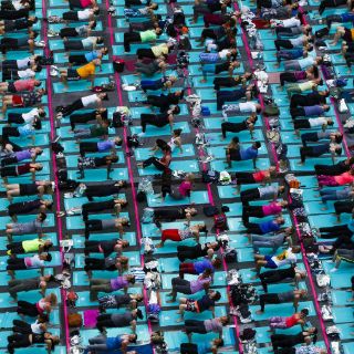 Miles celebran el Día Internacional del Yoga en Times Square