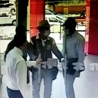 Empleado cierra la puerta y evita asalto en banco