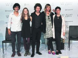 Cine. Michel Franco, al centro, junto a el elenco de 'Las hijas de Abril'. AP /