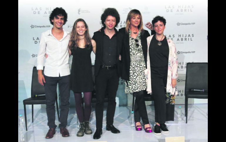 Cine. Michel Franco, al centro, junto a el elenco de 'Las hijas de Abril'. AP /