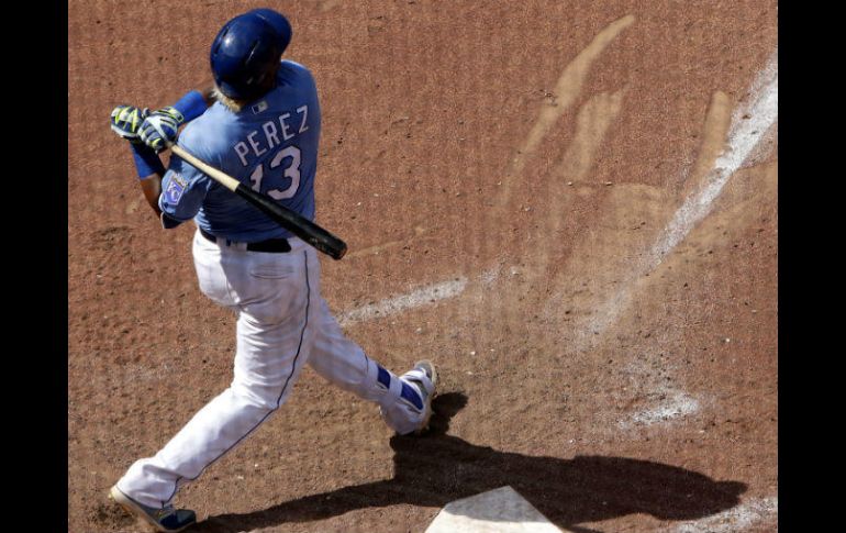 Salvador Pérez tomó prestado por primera vez el bate de Miguel Cabrera y su actuación le valió el triunfo a su equipo. AP / C. Riedel