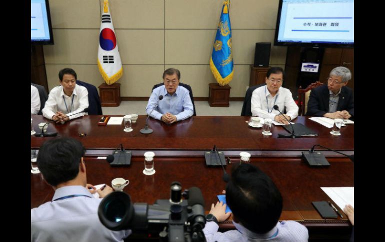 El presidente de Corea del Sur, Moon Jae-in (c), preside una reunión con sus secretarios superiores. EFE / YONHAP
