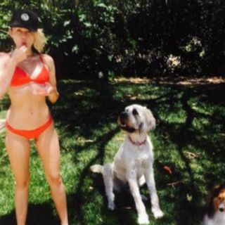 En bikini, Miley Cyrus recibe el verano