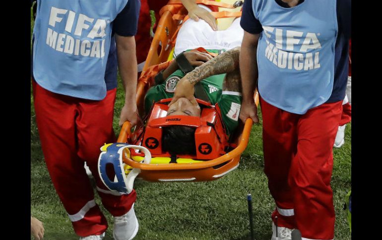 Salcedo es retirado en camilla del partido contra Nueva Zelanda después de un encontronazo. AP / M. Meissner