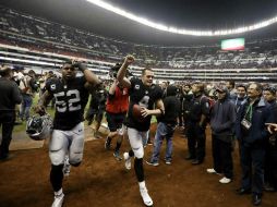 Los Raiders esperan que Carr (#4) se convierta en el rostro de la franquicia. AP / ARCHIVO